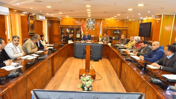 محافظ أسيوط يناقش ملفات التقنين والتصالح وتسريع الخطة الاستثمارية ومشروعات حياة كريمة