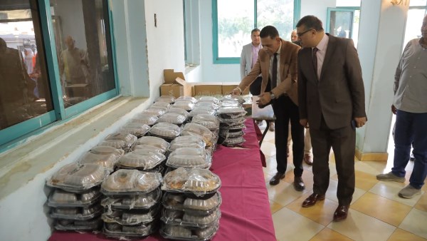 900 وجبة يوميًا.. محافظ قنا يتفقد مبادرة مطبخ”المحروسة..دايمًا عامر”