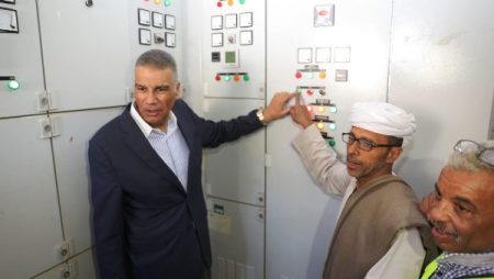 أسوان.. بدء للتشغيل التجريبى لمحطة رفع الصرف الصحى بالبحيرة.. شاهد