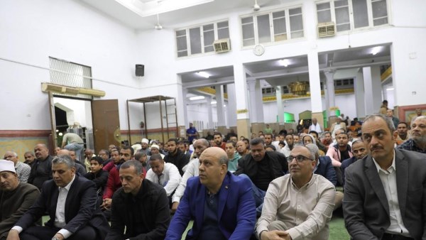 محافظ أسوان يؤدي صلاة التراويح بمسجد النصر.. ويؤكد على تعزيز جسور الثقة والتواصل مع الشارع