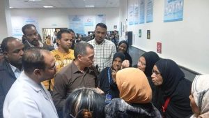 محافظ أسوان يوجه بتقليل فترات الانتظار وصرف العلاج فوراً لمرضى مركز الأورام