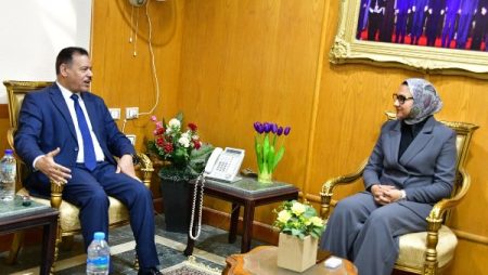 رئيس جامعة الوادي الجديد يهنئ المحافظ الجديد ويؤكد دعم الجامعة لمسيرة التنمية بالمحافظة