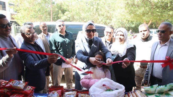 موجز أخبار الوادي الجديد.. المحافظ تتابع مبادرات ” أهلًا رمضان ” ومنافذ السلع الغذائية بمدينة الخارجة