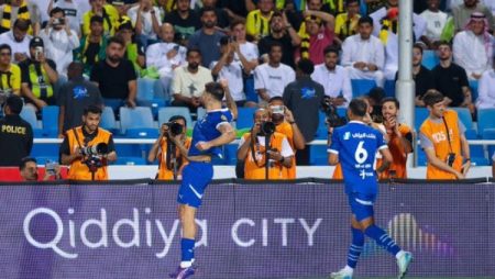 كلاسيكو السعودية.. الهلال يسعى لتعزيز الصدارة والاتحاد يطمح لقلب الموازين