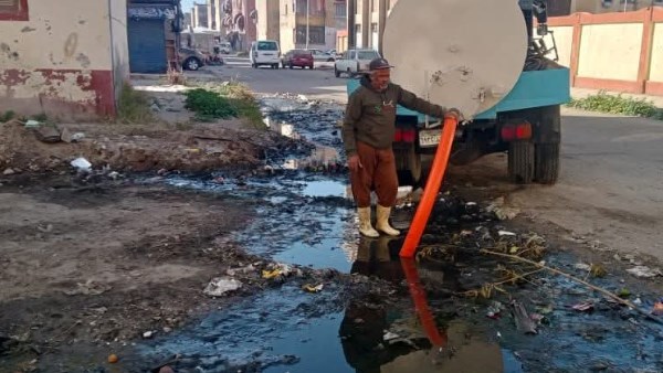 مناخ بورسعيد تواصل أعمال شفط تراكمات مياه الصرف الصحي من السادسة خلال موسم الشتاء | شاهد