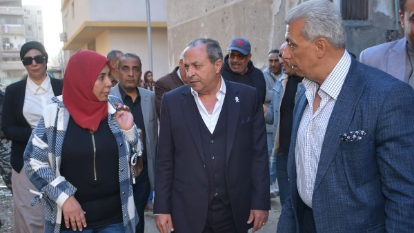 محافظ بورسعيد يتابع أعمال شركة النظافة الجديدة في حي الزهور