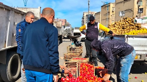 رجال مناخ بورسعيد على قدم وساق للحد من الإشغالات | شاهد
