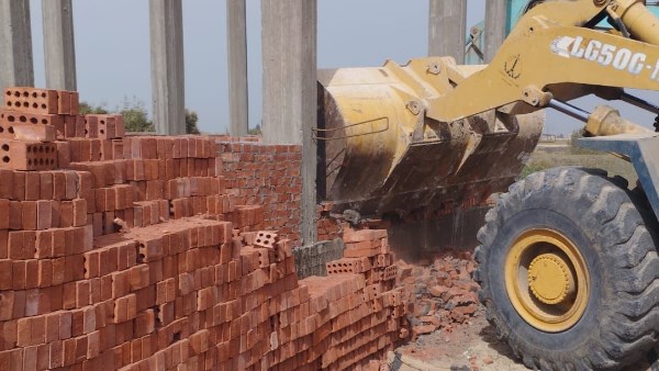 إزالة منزلين تحت الإنشاء بالمخالفة للقانون جنوب بورسعيد