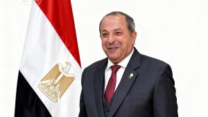 دموع تختلط بعبارات الشكر.. اللحظات الأخيرة لمحافظ بورسعيد قبل المغادرة