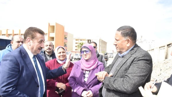 محافظ بورسعيد يوجه بالبدء في أعمال رفع الرتش بمنطقة أرض السيد متولي بالقابوطي.. صور