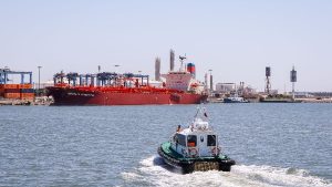 ميناء دمياط يستقبل سفينة ترفع علم جزر مارشال