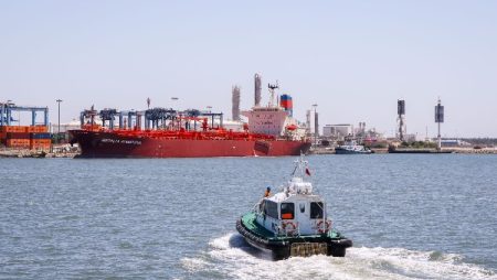 ميناء دمياط يستقبل سفينة ترفع علم جزر مارشال