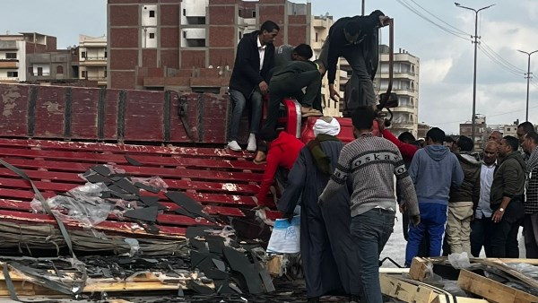الكاوتش فرقع.. انقلاب سيارة نقل محملة بالزجاج على طريق السلام ـ بلبيس بالشرقية