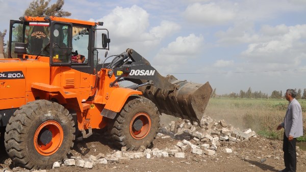 بمساحة 1960مترا.. إزالة 16 حالة تعدٍ في الحامول بكفر الشيخ| صور