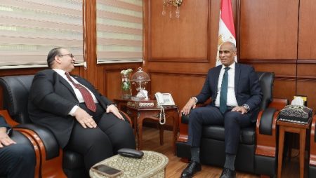 رئيس جامعة كفر الشيخ يهنئ المحافظ الجديد| صور