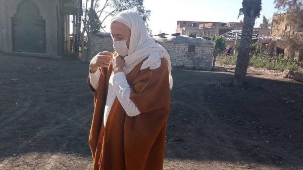 بـ جلباب وعباءة.. مدير إدارة تموين بكفر الشيخ يتخفى في زي مسن| إيه الحكاية؟