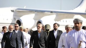 إيران .. لاريجاني يصل عمان حاملا رد طهران على محادثات النووي مع واشنطن