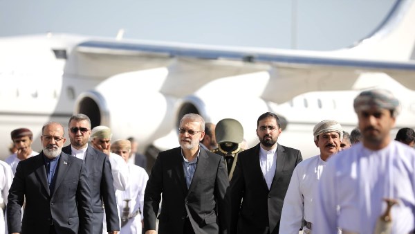 إيران .. لاريجاني يصل عمان حاملا رد طهران على محادثات النووي مع واشنطن