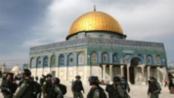 الاحتلال يمنع فلسطينيين  من أداء صلاة الجمعة بالمسجد الأقصى