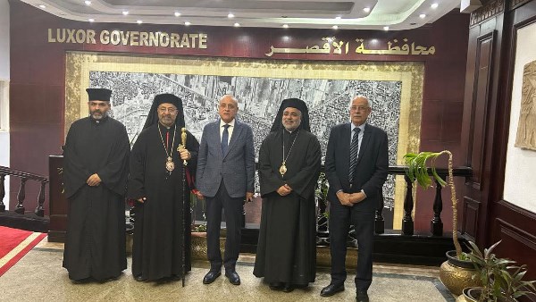 تعزيزا لروح المحبة الوطنية.. البطريرك الأنبا إبراهيم إسحق يزور محافظ الأقصر
