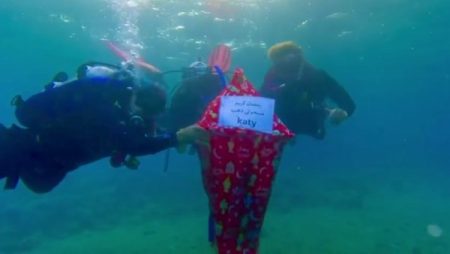 فانوس في أعماق البحار.. أول مسحراتية مسيحية في دهب تستقبل رمضان تحت الماء | شاهد