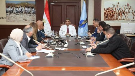 محافظ البحر الأحمر يعقد أول اجتماع لمناقشة تطوير منظومة النظافة