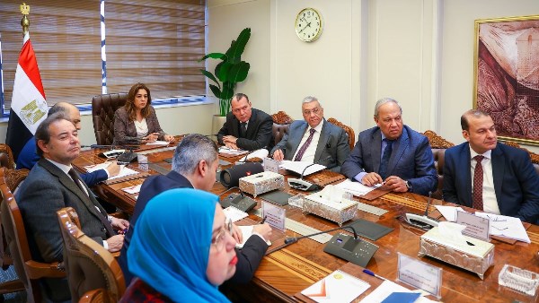 وزيرة التنمية المحلية تطالب بالالتزام بالجداول الزمنية للمشروعات وتقارير دورية بنسب الإنجاز