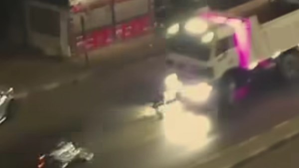بقع الزيت هي السبب .. شاهد العيان يكشف كواليس دهس تريلا لدراجة نارية وصاحبها بالقاهرة