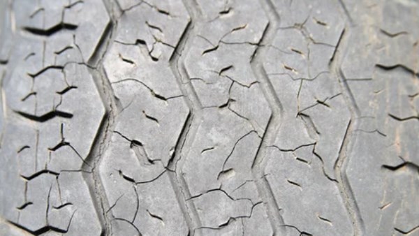 ما هي ظاهرة “تعفن الإطارات”؟ وكيف تحمي سيارتك