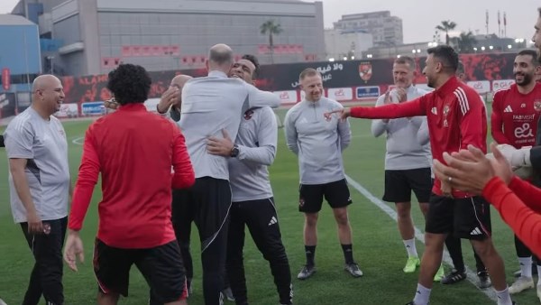 الجهاز الفني لفريق الأهلي يحتفل بعيد ميلاد عادل مصطفى خلال المران