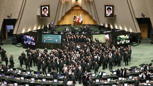 نواب إيرانيون يهتفون “الموت لأمريكا والموت لإسرائيل” داخل البرلمان