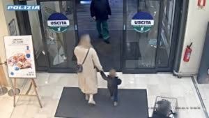 لحظات مرعبة.. محاولة اختطاف طفلة داخل متجر في إيطاليا| فيديو
