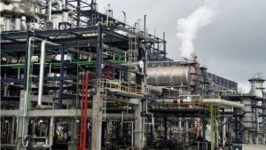 شركات نفط أمريكية تطالب فنزويلا بمليارات الدولارات تعويضات عن تأميم الأصول