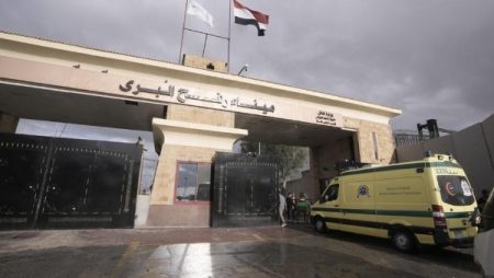 فتح بوابة معبر رفح وفي انتظار وصول المصابين من قطاع غزة