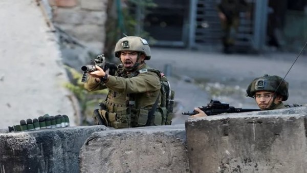 الجيش الإسرائيلي يهدد بقصف مبنى في حي الزيتون ويدعو السكان إلى الإخلاء الفوري