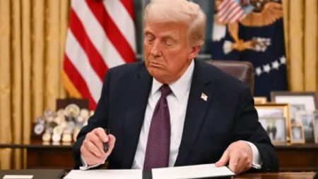 ترامب يعلن إغلاق مركز كينيدي لعامين