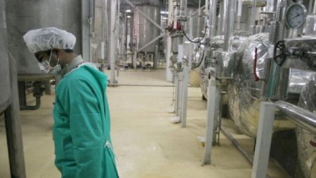 إيران تفتح باب التفاوض حول تخصيب اليورانيوم عند 60% وتحذر من التصعيد الأمريكي