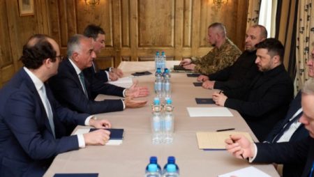 خلال لقاء رضا بهلوي.. زيلينسكي يطالب بتشديد العقوبات ضد إيران