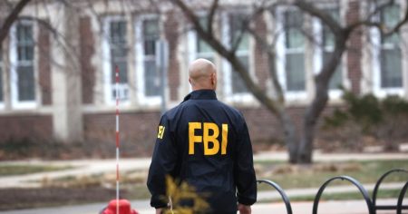 يُزعم أن امرأة خدعت عائلتها بمبلغ 4.6 مليون دولار، وقامت بالمقامرة بالمال في مخطط احتيال لعارضات الأزياء الأطفال