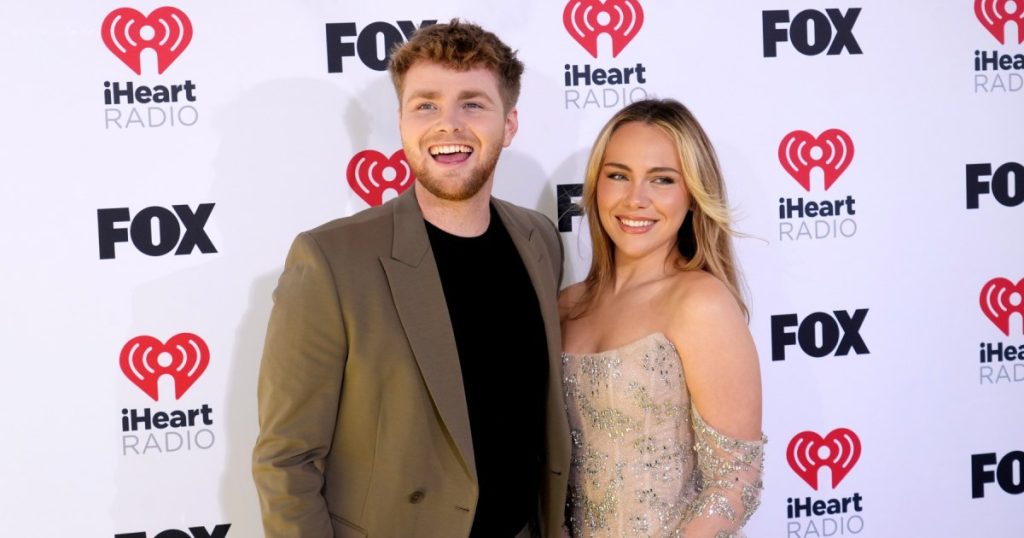 الجدول الزمني لعلاقة Alex Warren وKouvr Annon: من أصدقاء Snapchat إلى رفقاء الروح “العاديين”