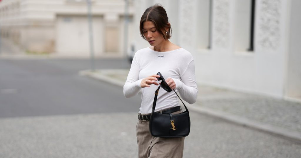 هل تحب أسلوب الساحل الشرقي؟ هذه القمصان الـ 17 ذات الرقبة القارب تُظهِر المظهر – وتملق عظمة الترقوة لديك