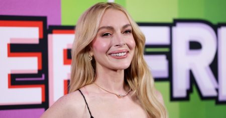 طماق Lindsay Lohan’s Bubblegum Pink Leggings ضرورية لتمارين البيلاتس – انسخ المظهر مقابل 38 دولارًا