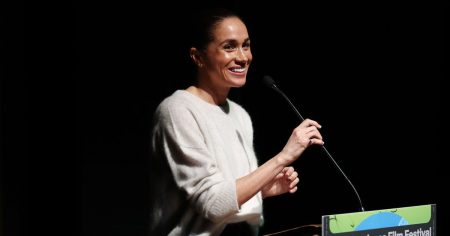 ميغان ماركل جعلت السراويل المضيئة شيئاً جديداً! هذا المظهر المطاطي ينحف الساقين دون عناء