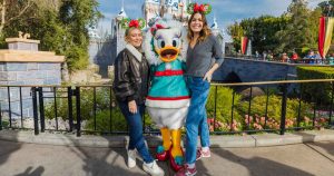 الجدول الزمني للصداقة بين هيلاري داف وماندي مور على مر السنين: أصدقاء مجموعة أمي وما بعدها