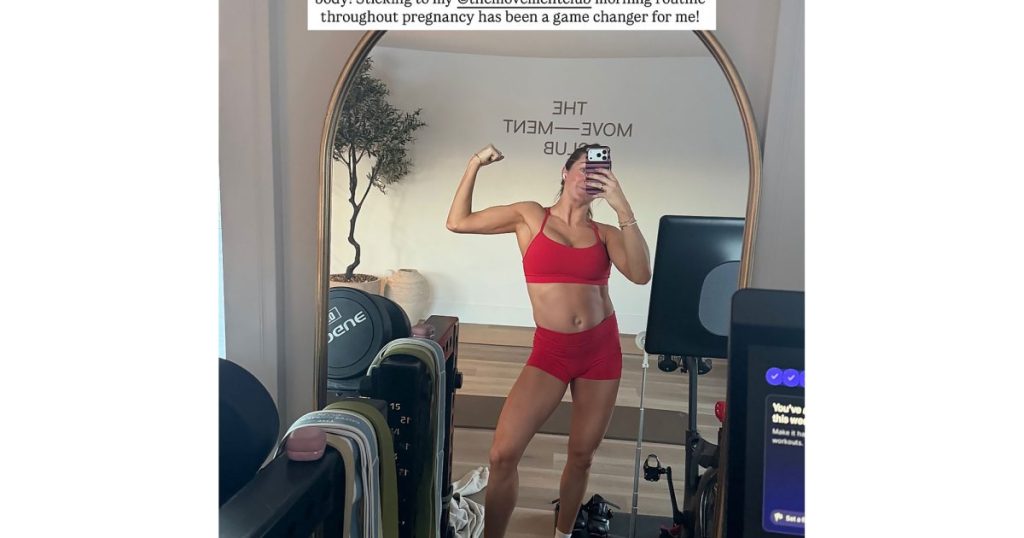 ليندساي أرنولد تستعرض بطنها وبطنها المتناميين في الأسبوع 23 من الحمل