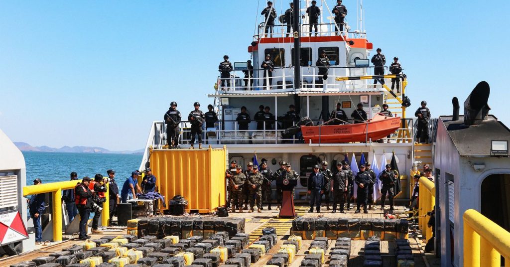 غواصة مخدرات تحمل 4 أطنان من الكوكايين ضبطتها البحرية المكسيكية