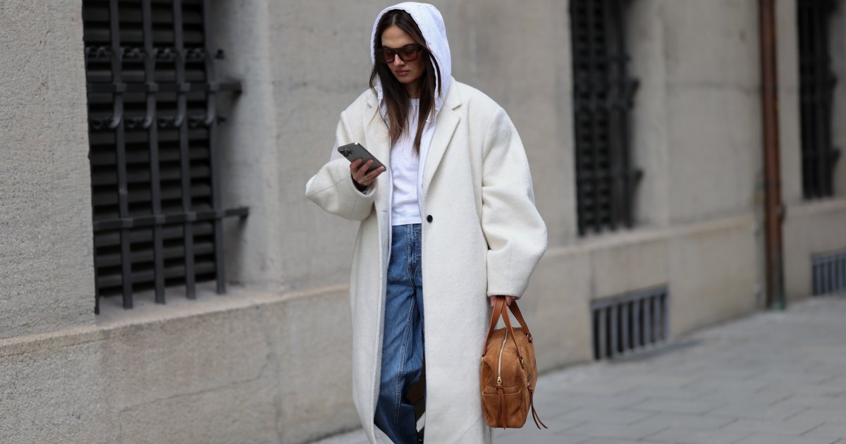 ميونيخ، ألمانيا - 3 فبراير: شوهدت آنا وينتر وهي ترتدي معطفًا طويلًا من الصوف باللون العاجي يُسمى