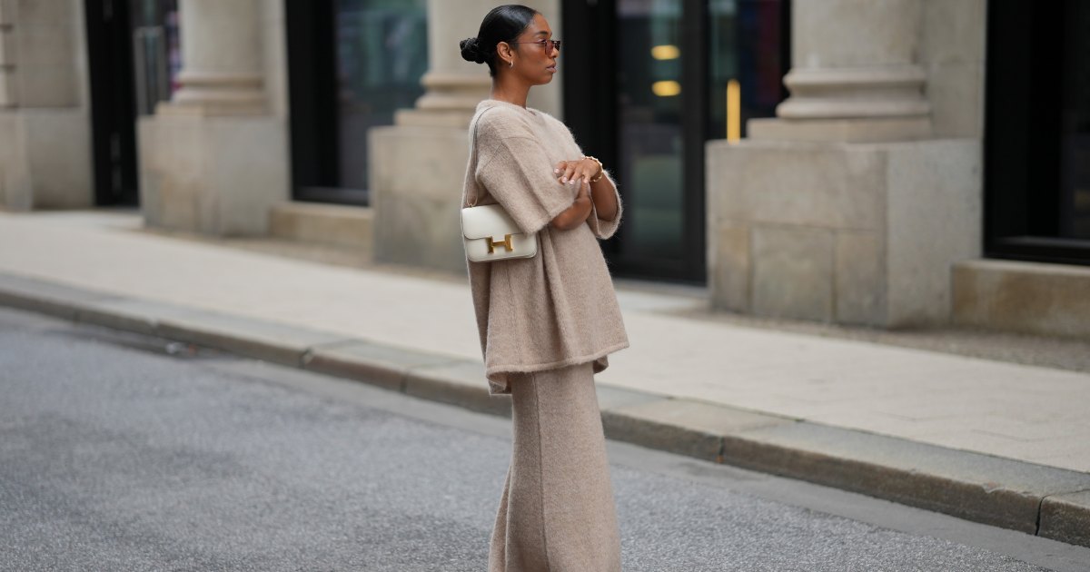 هامبورغ، ألمانيا - 19 سبتمبر: شوهدت شريفة عقيلي وهي ترتدي سترة بيج كبيرة الحجم بأكمام قصيرة ومتماسكة ذات ملمس ناعم من Byaylink√∂nig؛ تنورة طويلة متماسكة بلون البيج مع درزات دقيقة على الحاشية من Byaylink√∂nig؛ وكعب أحمر بمقدمة مدببة مع قصة منخفضة من برادا؛ حقيبة كتف كونستانس من الجلد الأبيض مع مشبك ذهبي من هيرميس؛ وسوار ذهبي على شكل حلزوني من Elouise؛ وخاتمان ذهبيان معدنيان من Elouise, Wempe؛ النظارات الشمسية الملونة بخفة في الظل الدافئ COS؛ تم سحب شعرها الأسود إلى الخلف في كعكة أنيقة في 19 سبتمبر 2025 في هامبورغ، ألمانيا. (تصوير موريتز شولز / غيتي إيماجز)