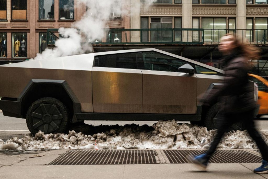 تكشف شركة Tesla التابعة لـ Elon Musk النقاب عن Cybertruck أرخص بسعر أقل من 60 ألف دولار – ولكن هناك مشكلة