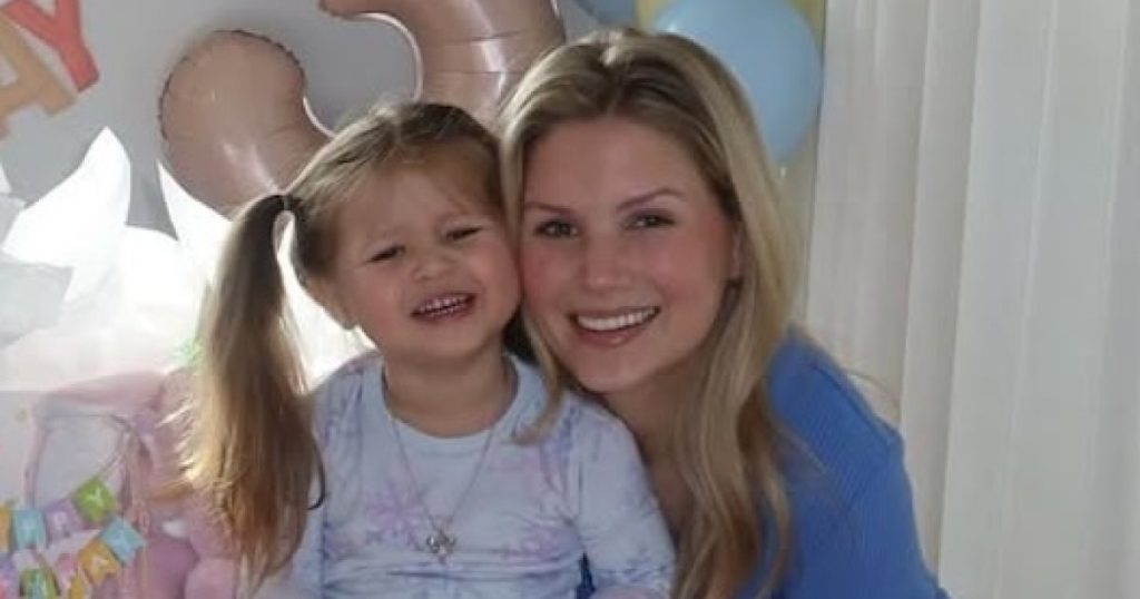 كاتي بيتس تحتفل بعيد ميلاد ابنتها الثالث بعد شهر واحد من اعتراف زوجها ترافيس كلارك بالخيانة